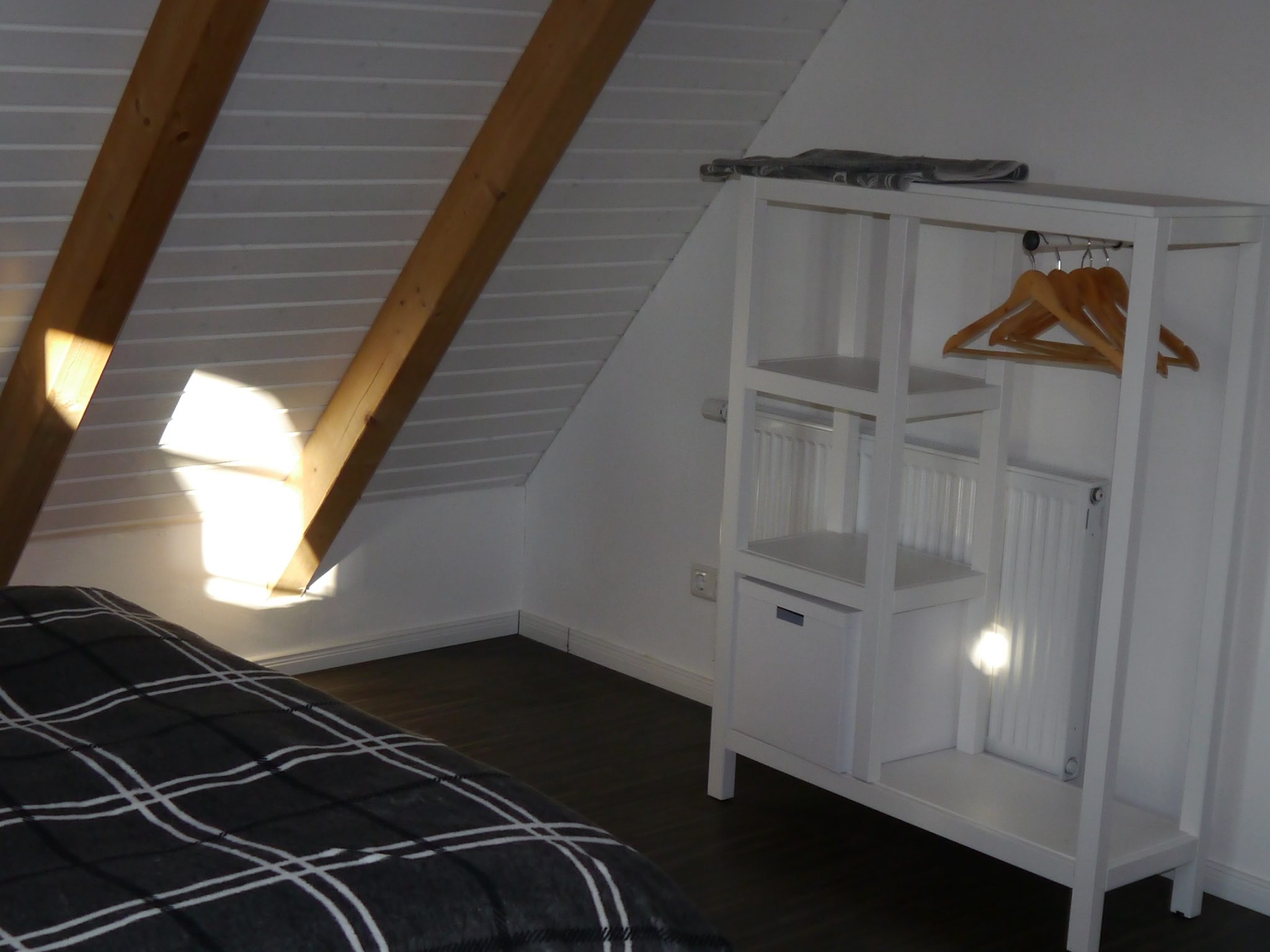 Schlafzimmer mit kleinem Kleiderschrank